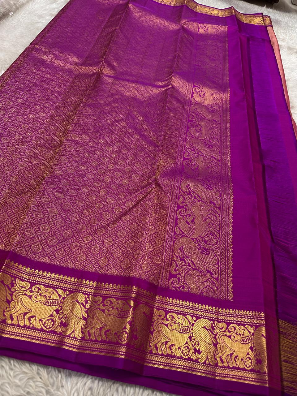 Peach Pink Sorgavasal Kili — Zari Kattam | Pure Kanchipuram Silk ✨
Peach-pink body with zari kattam checks, kili buttas & circular medallions 🌸
Silk Mark Certified • Free Shipping within USA • Ships in Two Weeks ✅