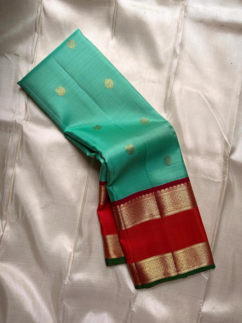 Poomugam Pachai
Pure Silk in Tender Mint & Kumkum Red
Zari-Woven Grandeur in korvai  Contrast