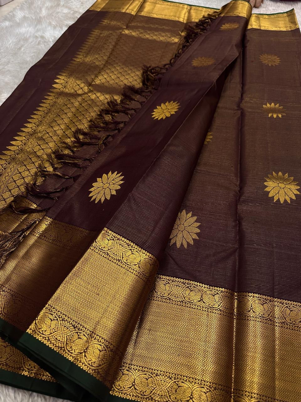 Bronze Lotus Vairaoosi
Coffee-Deep Kanchipuram Silk Saree
Grand Zari Borders • Lotus Butta Elegance
