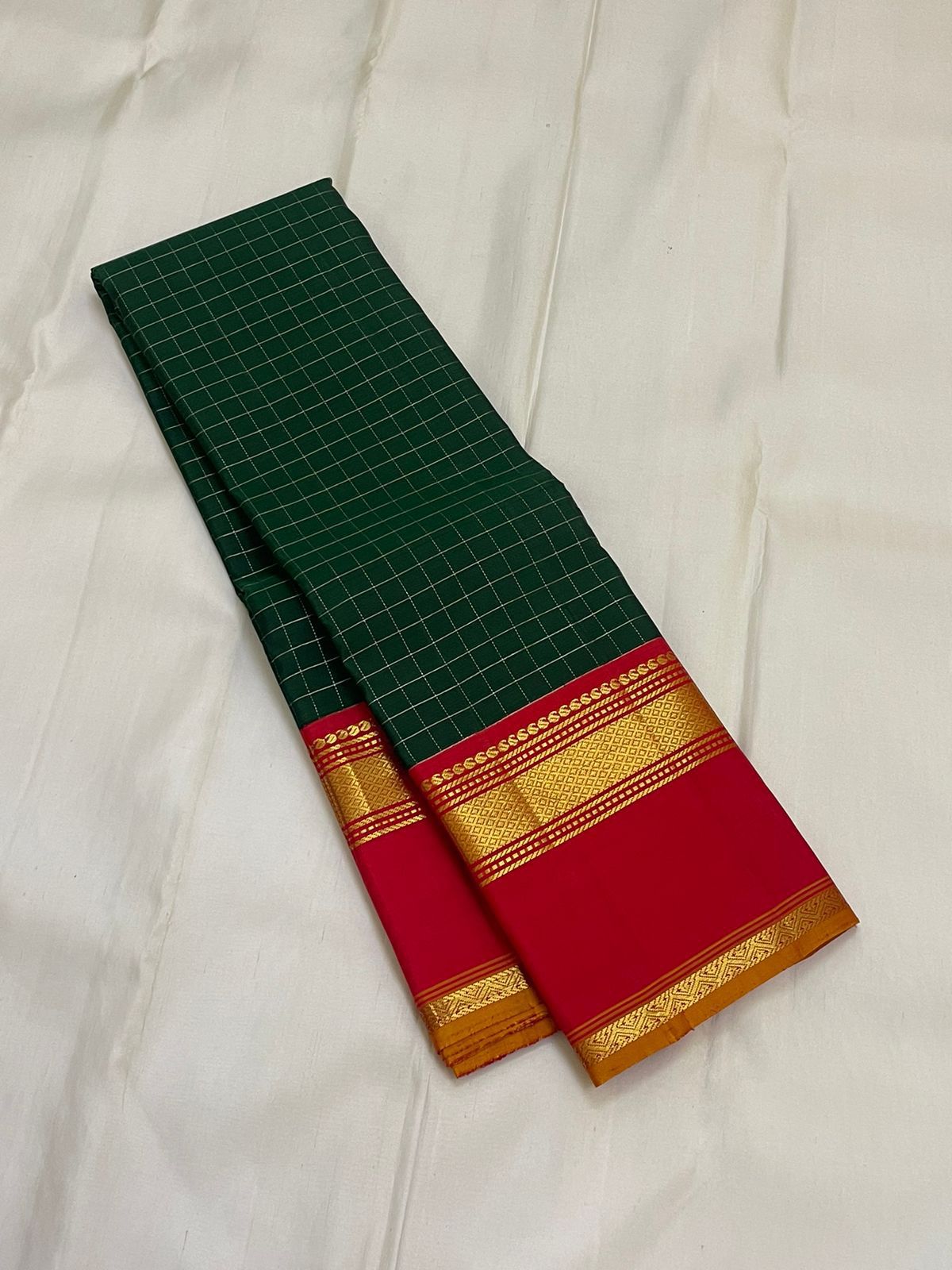 Verdant Blaze Korvai – Pure Silk Kanchipuram Saree
Deep Green Checked Body with Contrast Red Border ✨
Mustard Selvedge Highlight for a Striking Edge 🌼
Rich Gold Zari Borders & Traditional Korvai Weave 💛
Silk Mark Certified | ships in2 weeks