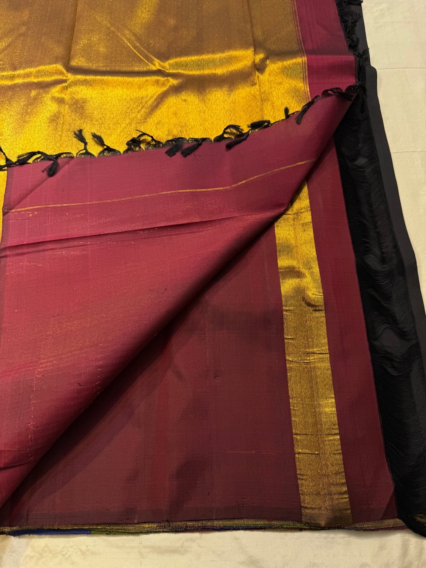 Kanchipuram Ettukol pallu with bold gold temple flame motifs in full breadth — full spread