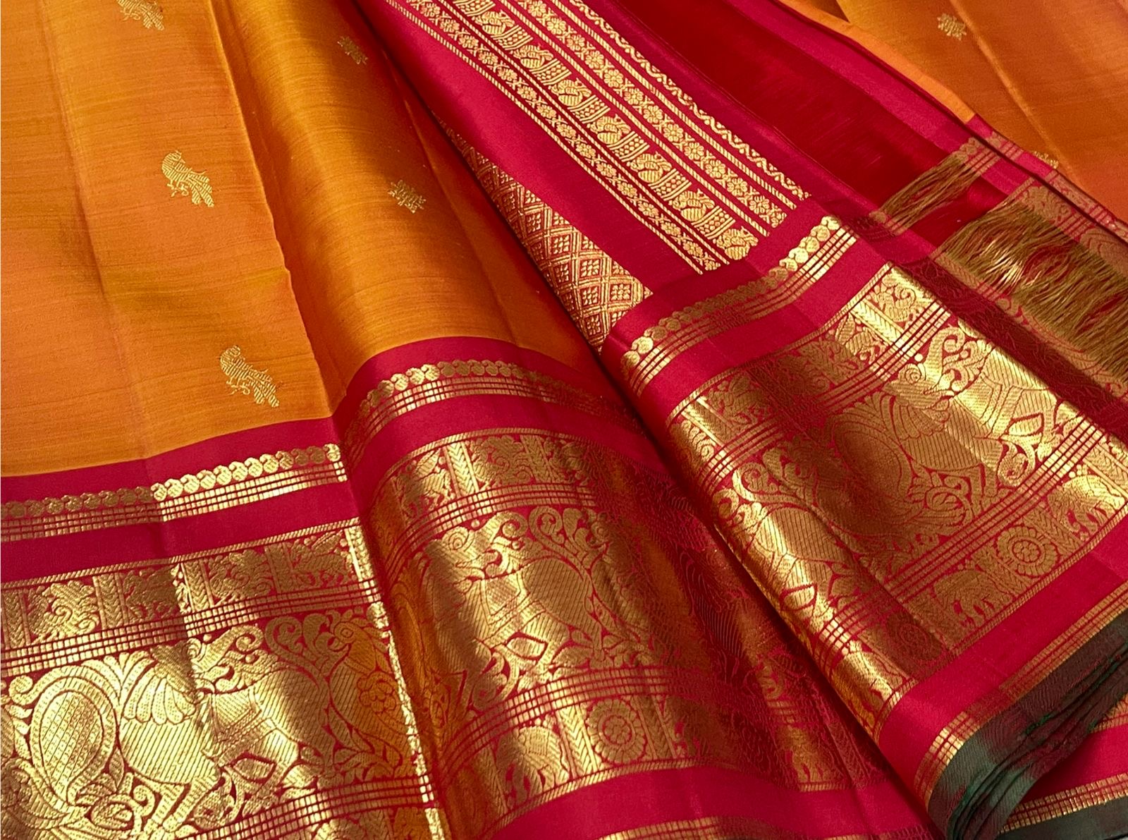 Korvai interlocked border join between burnt orange body and crimson border