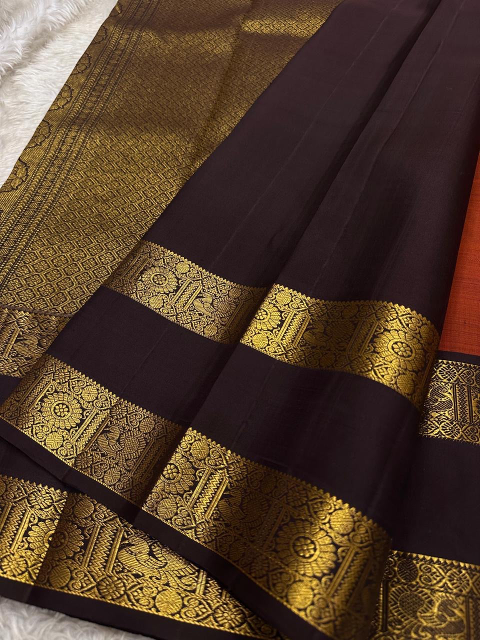 Amudham — Rust Orange Pure Silk Kanchipuram
Rust-orange body with golden paisley buttas & coffee-brown zari borders ✨
Silk Mark Certified • Free Shipping USA • Ships in Two Weeks ✅