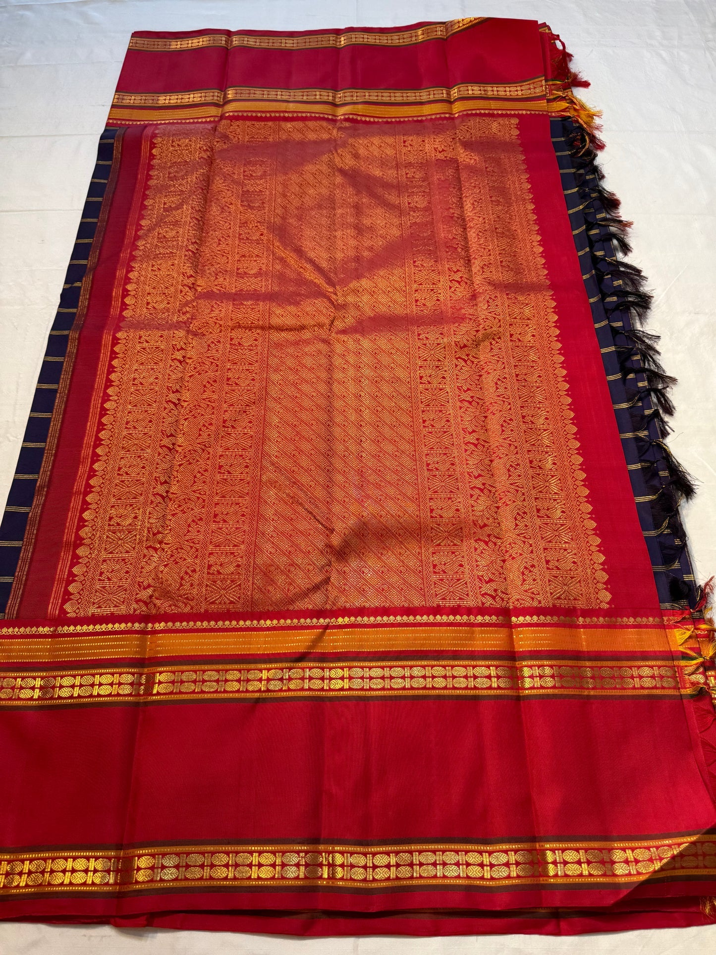 Rani Maragatham Zari Kattam — Pure Silk Kanchipuram (Handloom)
Purple  body with fine gold kattam checks & zari lines • Vibrant vermillion red border with temple coin motifs
Rich red  pallu with antique-gold zari panels • Silk Mark Certified ✅