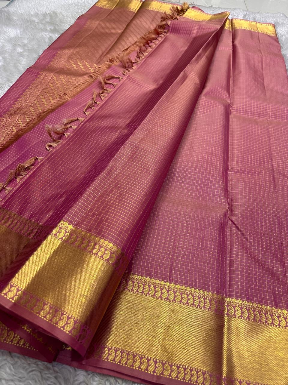 Lotus Petal Rose Oosi Kattam | Pure Kanchipuram Silk Saree
Silk Mark Certified • Fall & Pico Done • Blouse Stitching Available ($30)
Free Shipping within USA • Ships in Two Weeks