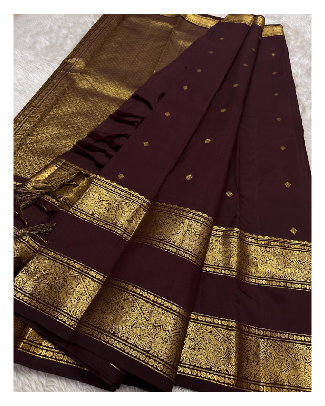 Kasturi 🌰✨
Deep Coffee Brown Pure Silk Kanchipuram Saree
Gold Zari Woven Kamalam & Diamond Buttas All Over
Double Border with Mayil Pettu & Rettapettu Detailing
Diagonal Peacock Pallu with Floral Vine Motifs