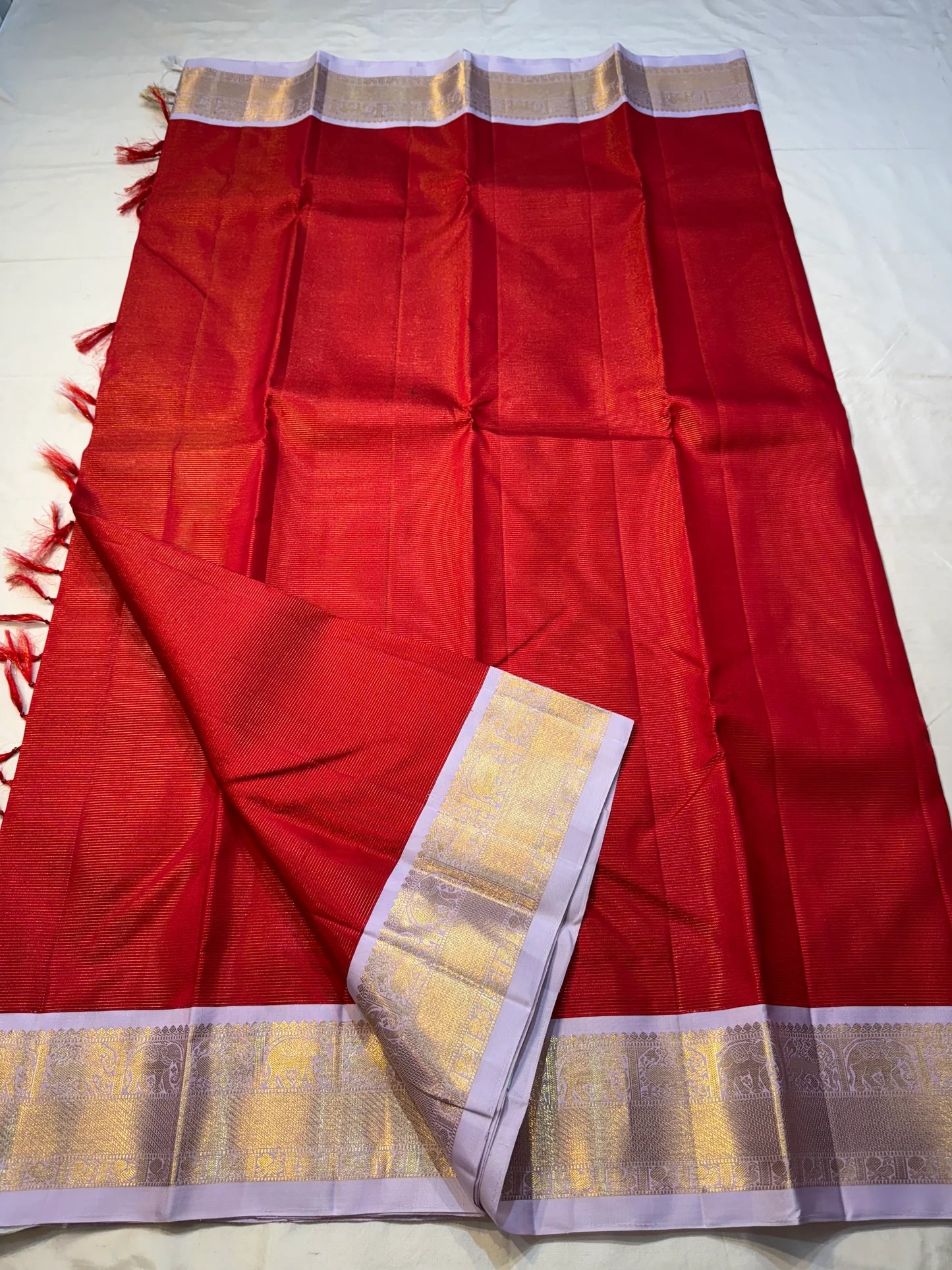 Scarlet Lilac Vairaoosi – Pure Kanchipuram Silk
Scarlet body • Lilac korvai • elephant reku zari border • Brocade pallu
Silk Mark • Free USA Shipping • Ships in Two Weeks