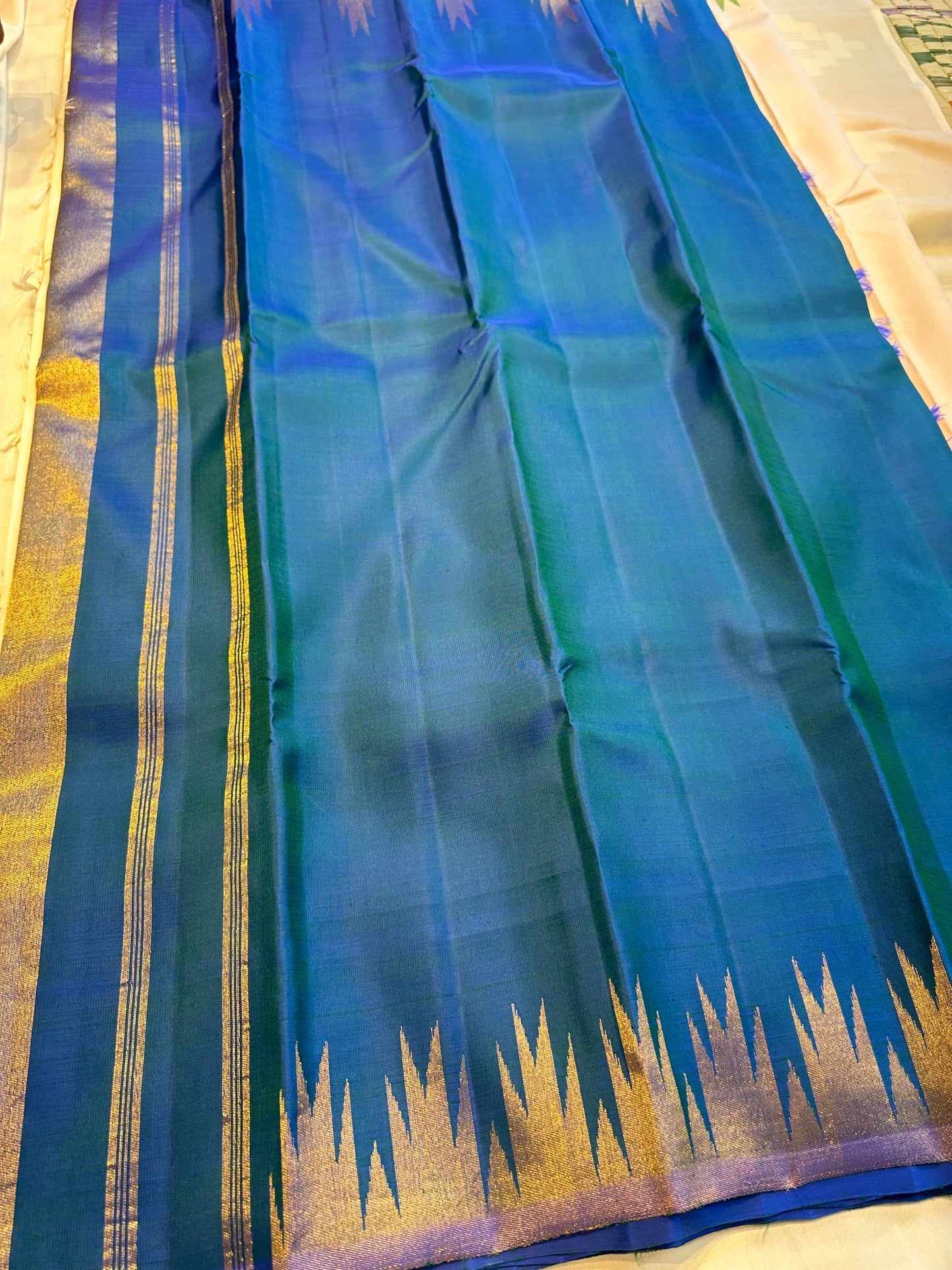 Neelam ettukol 
Pure Kanchipuram Silk Saree – Deep Ocean Blue with Silver Zari Ikat Motifs
Rich 8 Kol Weave for Heavier, Denser & Lustrous Drape
Silver Tissue Pallu with Intricate Brocade Weaving
Includes Matching Blue Blouse Piece with Zari Border