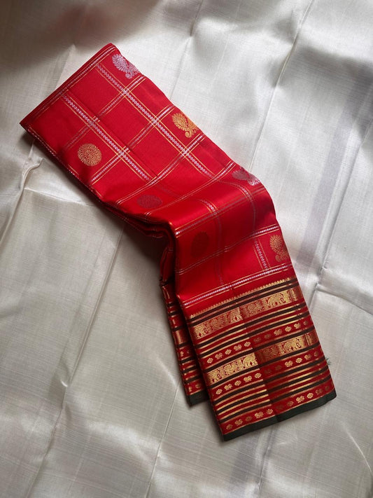 Vermilion Varisaipet – Pure Kanchipuram Silk Saree
Deep Vermilion Red Body with Golden Zari Checks & Buttas
Grand Varisaipet Border with Temple & Floral Motifs
Radiant Red-Orange Pallu Adorned with Lustrous Zari

Silk Mark Certified, delivery in 2 weeks