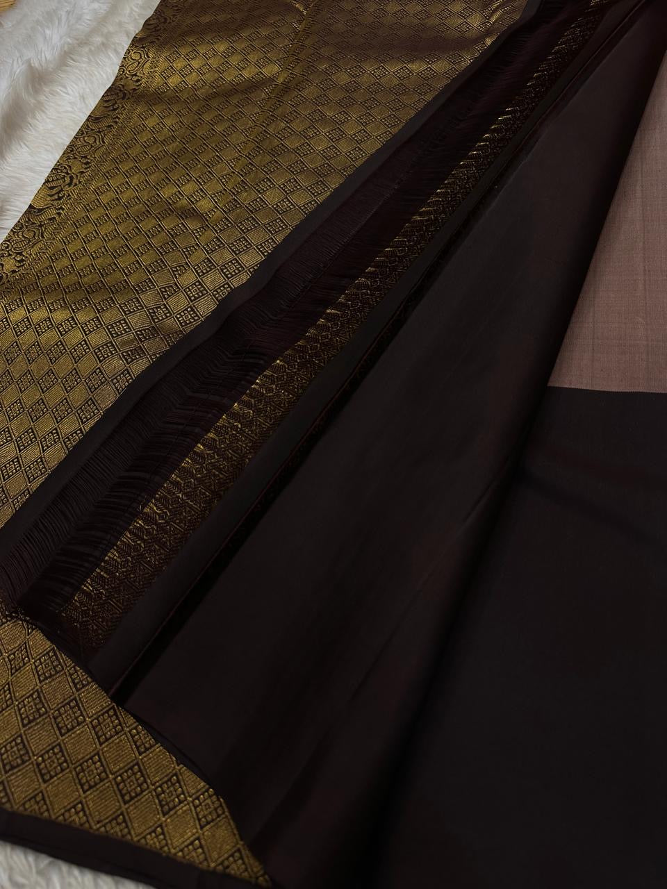 Mauve Mayil – Pure Kanchipuram Silk Saree with Plum Body & Dusty-Rose Pallu
Deep plum silk adorned with delicate golden buttas.
Broad antique zari borders with kattam.
Dusty-mauve pallu in intricate vine jaal. Silk Mark Certified, delivery in 2 weeks