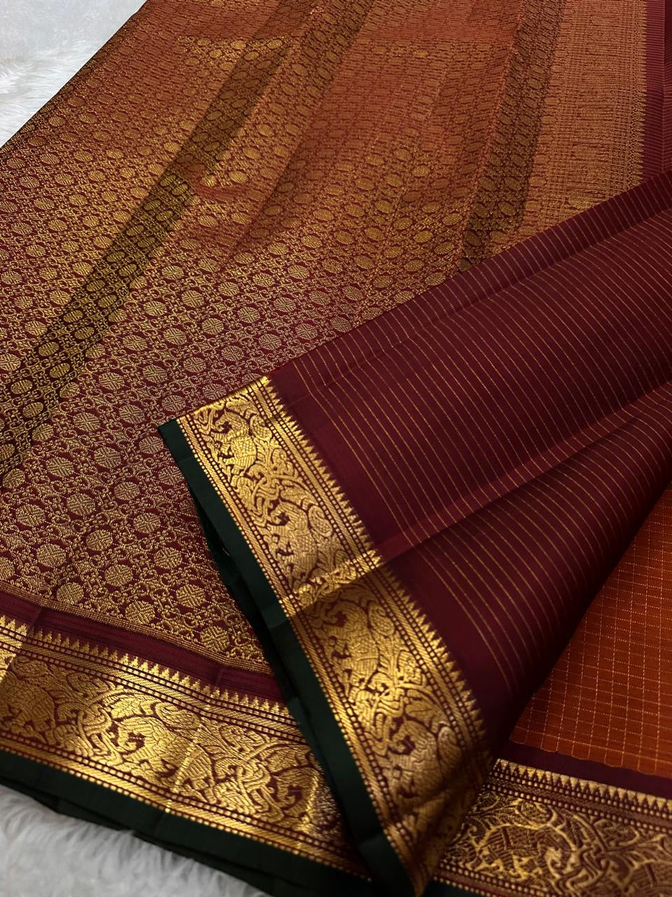 Rust Orange Zari Kattam — Petite Border | Pure Kanchipuram Silk ✨
Rust-orange body with fine zari kattam checks & gold paisley buttas 💫
Silk Mark Certified • Free Shipping within USA • Ships in Two Weeks ✅