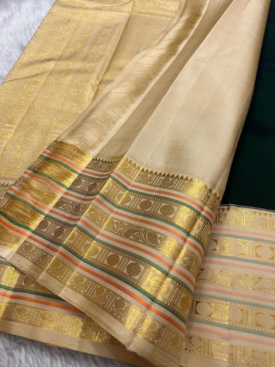 Maragatham 💚✨ – Emerald Green Pure Kanchipuram Silk Saree with Handwoven Gold Peacock Buttas 🦚, Ivory-Gold Varisaipet Zari Border 🌿💛 & Ornate Traditional Pallu with Hand-Knotted Tassels 🎀