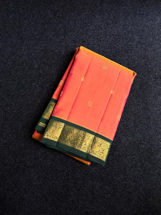 Emarald Kesar Grove — Pure Handloom Kanchipuram Silk Saree 🌿
Peach pink to Coral Dual Tone with Gold Buttas & Deep Emerald Korvai Border ✨3g pure Zari 
Silk Mark Certified • free shipping within usa • Ships in Two Weeks ✅