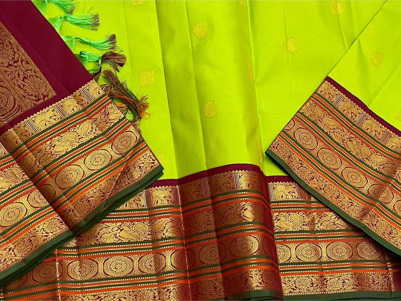 Lime Glow Korvai
Pure Kanchipuram Silk Saree – Lime Green Body with Gold Zari Buttas
Contrast Maroon Korvai Borders with Intricate Zari Motifs
Grand Maroon Zari Pallu with Heritage Weave and Hand-Knotted Tassels
Silk Mark Certified ✅ | Fall & Pico Done ✅