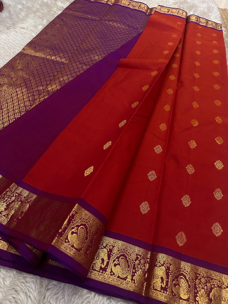 Swaram Scarlet Symphony
Lightweight Kanchipuram Silk Saree
Scarlet Red with Royal Purple Temple Zari