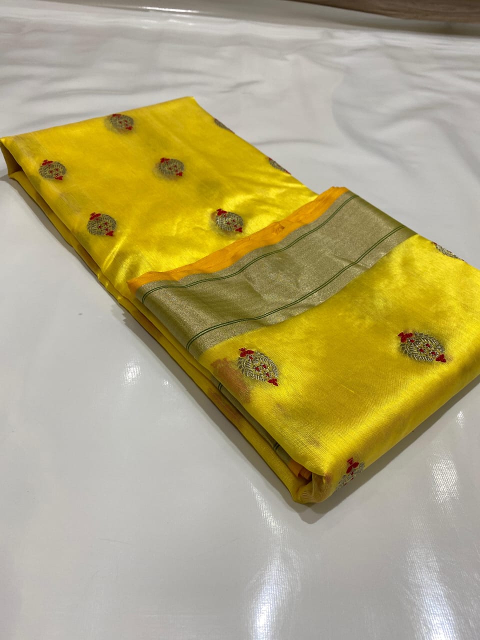 Pure Silk Chanderi – Marigold Yellow with Gold–Silver Buttas
Olive-Silver Kaddi Border & Shimmering Tissue Pallu ✨
Silk Mark Certified • Free Shipping within USA • Ships in Two Weeks