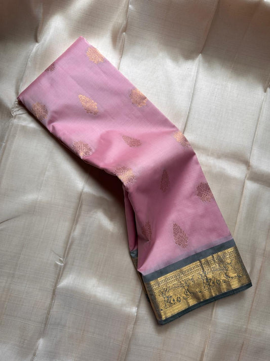 Blush Ash Mayil – Pure Korvai Kanchipuram Silk Saree
Soft blush-pink body with gold zari paisley buttas for a delicate look
Contrast ash-grey border with peacock & floral vine motifs in zari
Grand ash-grey brocade pallu with intricate … chk description