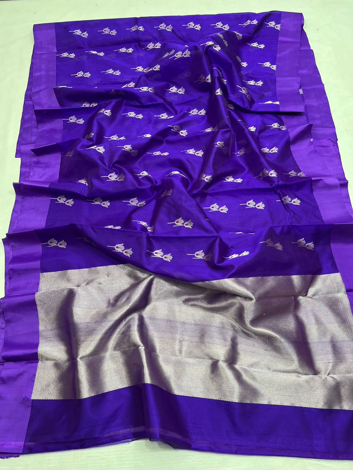 Pure Silk Chanderi – Royal Violet with goldSilver Lotus Buttas
Plain Violet Border & Shimmering Silver Tissue Pallu ✨
Silk Mark Certified • Free Shipping within USA • Ships in Two Weeks