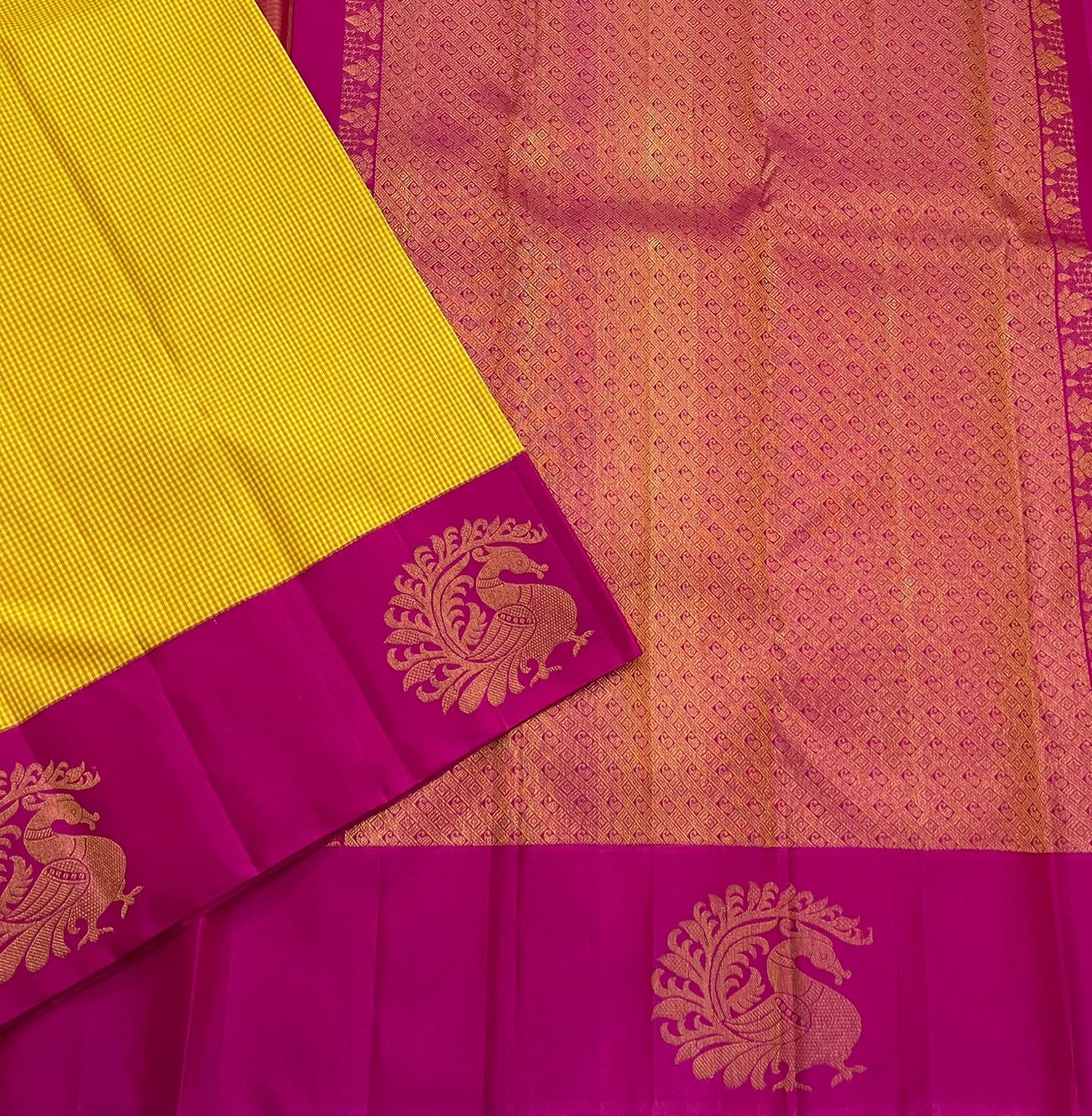 Kanakambari — Pure Kanchipuram Silk Saree (Haldi Yellow × Rani Magenta)
Vibrant haldi-yellow micro-checked body with antique zari peacock motifs on korvai magenta borders
Silk Mark Certified • Fall & Pico Done • Blouse Stitching Available ($30) • Free Shi