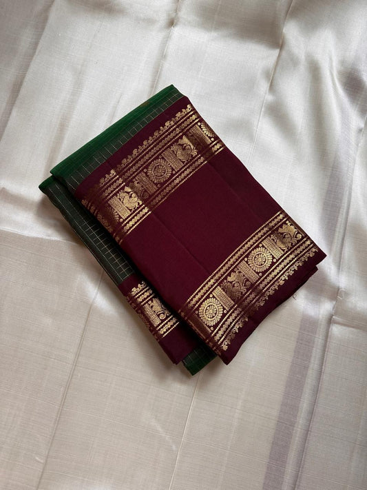 Geetham ✨
Forest Green Zari Kattam Pure Silk Kanchipuram Saree 🌿
With Ornate Rettapet Border of Peacock & Kamalam Motifs 🦚🌸
Flanked by Muthuseer Florals & Vanki Neli Columns 🌺
Finished with a Grand Brocade Maroon Pallu in Rich Zari ✨