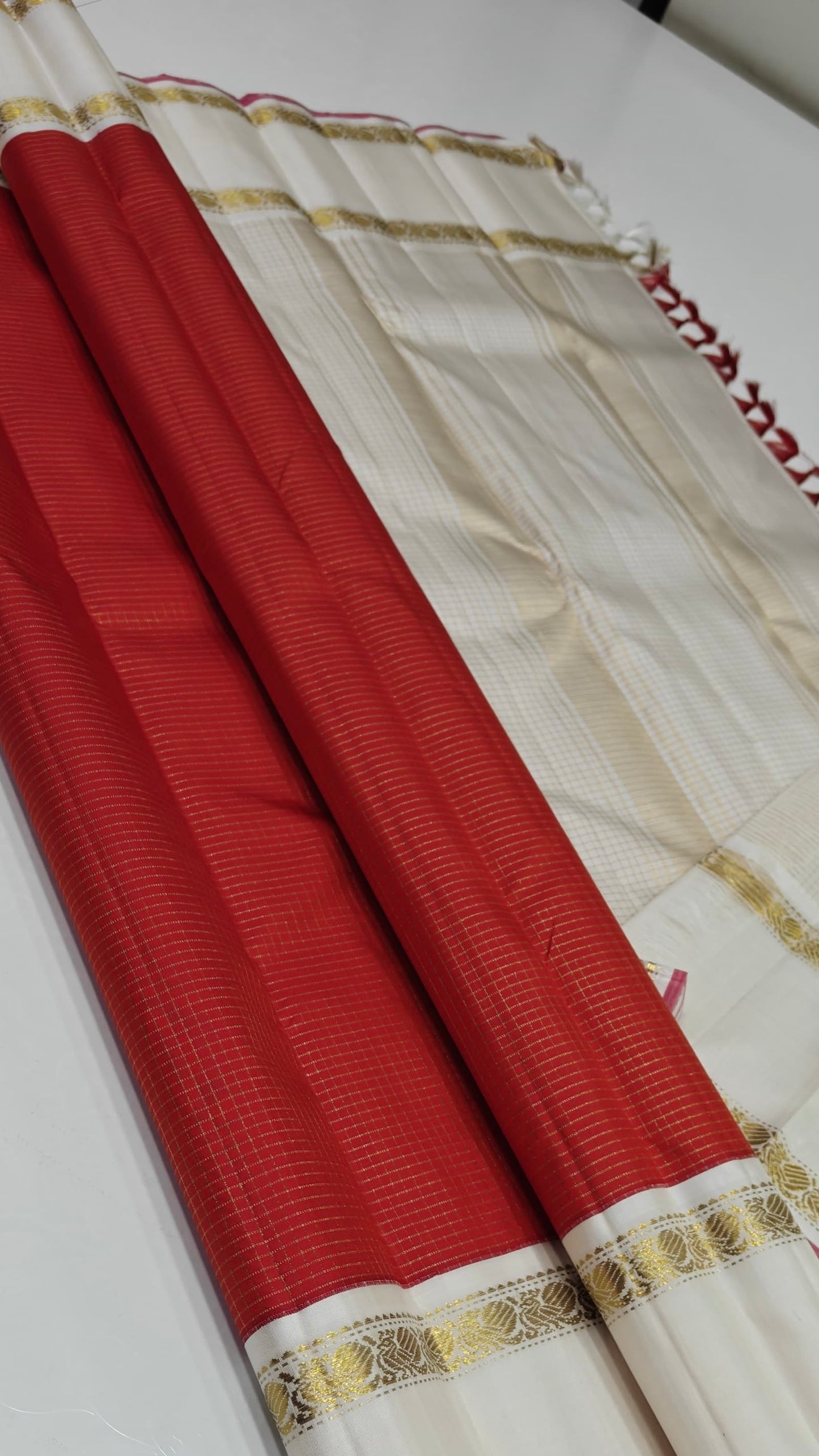 ✨ Swathi Shubram — Pure Kanchipuram Silk Saree
Vermillion red body with oosi-kattam pin checks, paired with ivory-gold borders and rose-pink selvedge
Silk Mark Certified • Free Shipping within USA • Ships in Two Weeks •