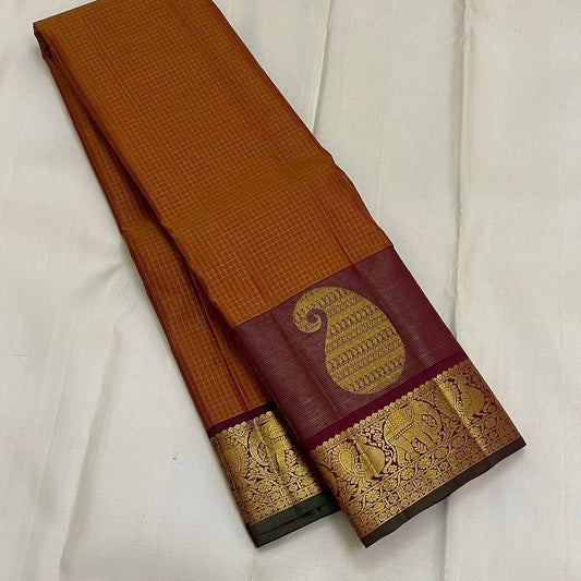 Ushas — Rust Orange Pure Kanchipuram Silk Saree
Radiant Rust Orange Oosi Kattam body with ornate Paisley 2gm Zari ✨
Arakku Red Vanasringaram, Muthuseer & Kamalam border with Fishpettu 
Exquisite Arakku Red diamond-pet grid Zari pallu green selvedge