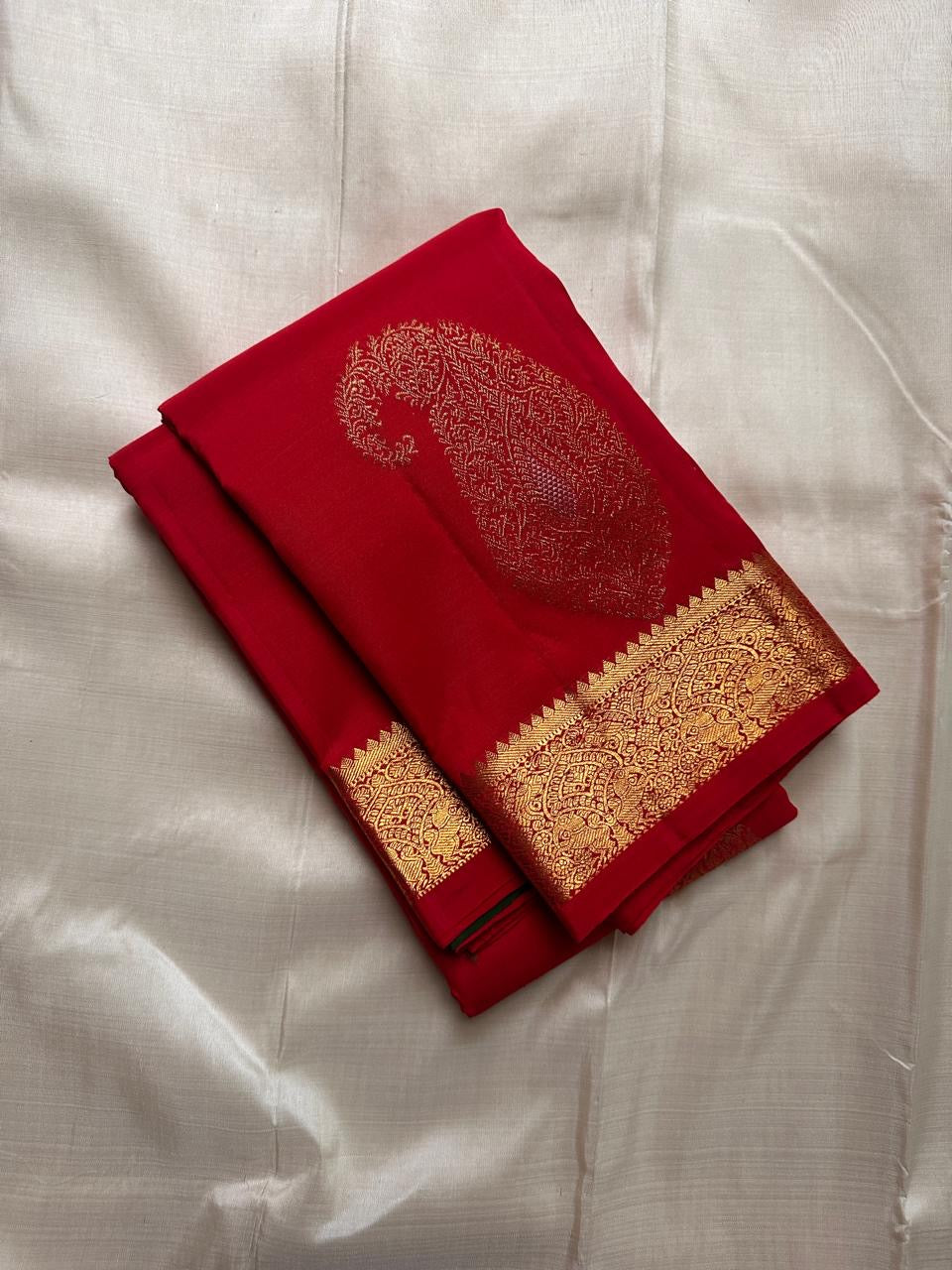 💎vermillion Bloom — Pure Kanchipuram Handloom Silk Saree

Deep vermillion Bloom • Emerald Pallu • Grand Gold Paisley Weave
Luxury heirloom silk with artisanal zari craftsmanship — Silk Mark Certified | Free Shipping Within USA | Ships in Two Weeks