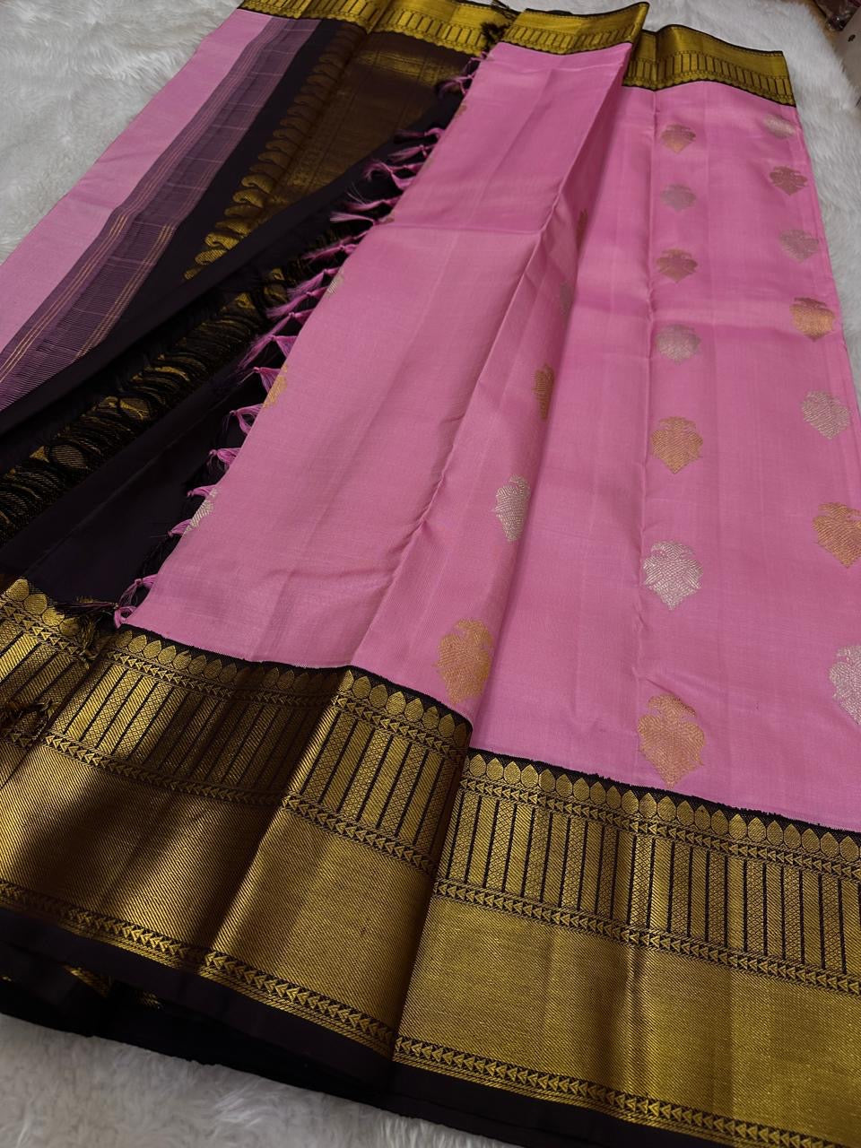 Roja Sonaroopa – Pure Kanchipuram Silk Saree
Blush Pink Body with Gold & Silver Paisley Buttas
Ebony Korvai Border with Temple Pillar Zari Design
Antique Gold Brocade Pallu with Grand Detailing

Silk Mark Certified, delivery in 2 weeks