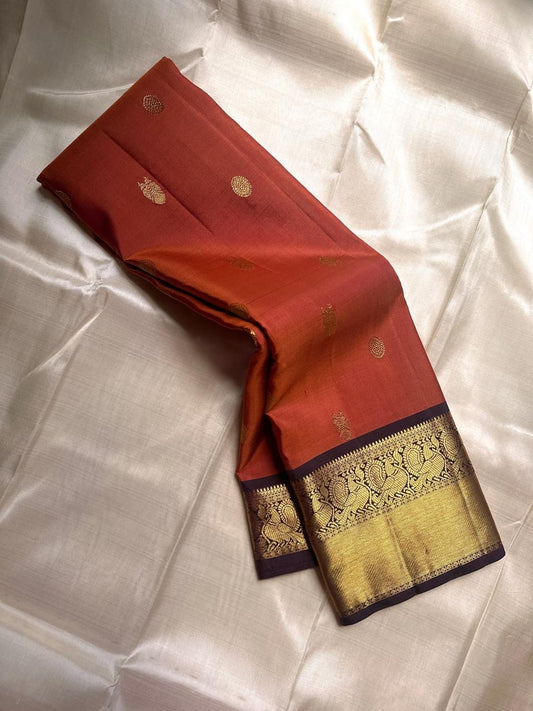 🦚 Rust Orange Gandaberunda — Coffee Brown Korvai Kanchipuram

Pure Silk | Gandaberunda (Double-Headed Eagle) Zari Border

Rust Orange Body with Chakram & Mango Buttas ✨

Coffee Brown Brocade Pallu with Diamond Jaal 💛

Silk Mark Certified | Free Sh..