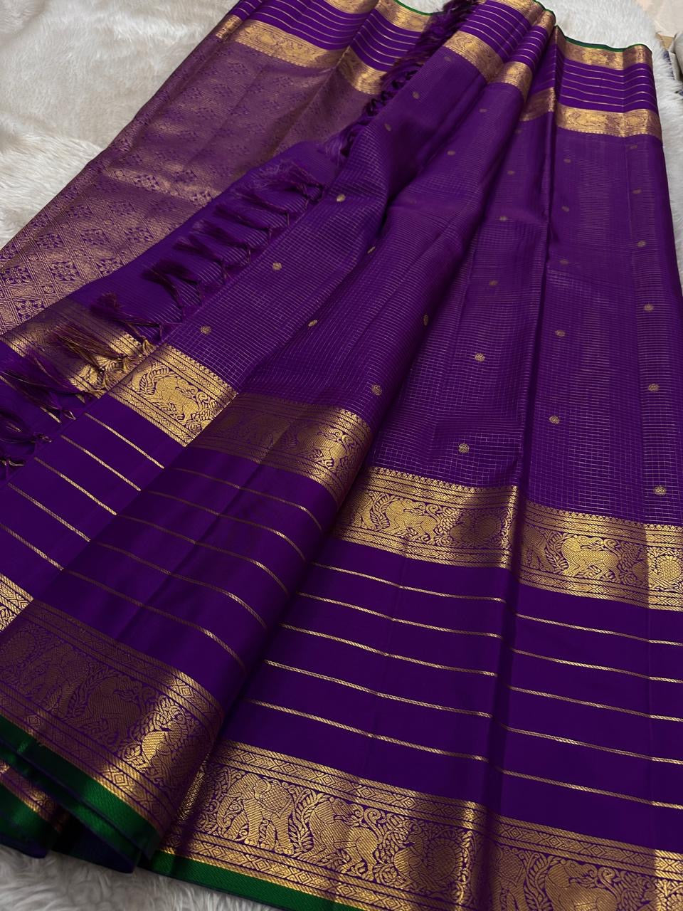 Kiran ✨ – Pure Kanchipuram Silk Saree
Regal Purple Body with Zari Kattam & Buttas
Classic Rettapet Border in Gold Zari Stripes
Intricate Heirloom-Inspired Zari Pallu
Accented with Contrast Green Selvedge Silk Mark Certified, delivery in 2 weeks