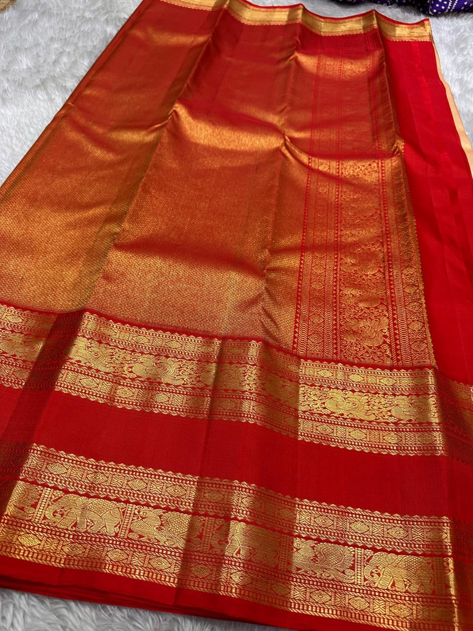 Mahi ✨
Golden-Beige Diamond Zari Kanchipuram Silk
Vermilion Red Rettapet Border with Elephant & Peacock Motifs
Grand Gold Zari Brocade Pallu
Silk Mark Certified | Handloom Heirloom