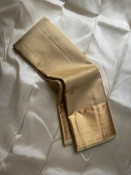 Hamsini — Cream & Gold Kanchipuram Pure Silk Saree
Featuring Exquisite Vairaoosi Zari with Peacock & Kamalam Motifs
Raised, Embossed Zari Adding Dimension and Shine
Thick Mayil-Kann Border with Luxurious Lustre & stunning border , silk mark certified