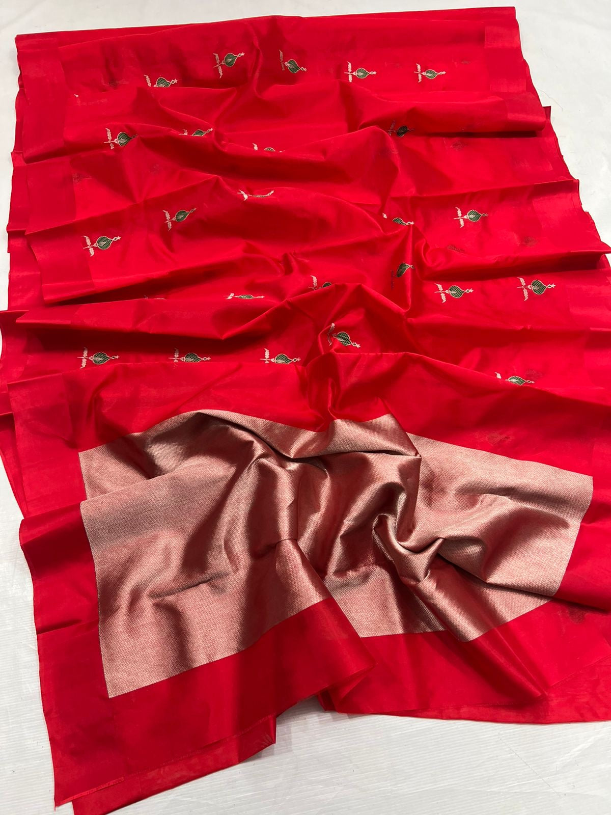 Pure Silk Chanderi – Vermillion Red with Emerald–Silver gold Buttas
Plain Red Border & Grand antique gold Tissue Pallu ✨
Silk Mark Certified • Free Shipping within USA • Ships in Two Weeks