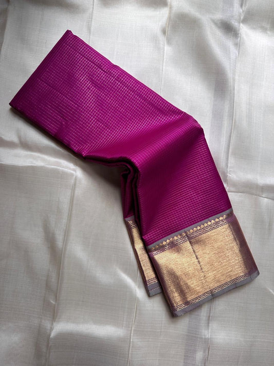 Gulabi Rekha – Pure Kanchipuram Silk Saree with Zari Checks & Tissue Pallu

A radiant gulabi body woven in fine zari kattam.
Silver-gold borders gleam with subtle elegance.

Silk Mark Certified, delivery in 2 weeks