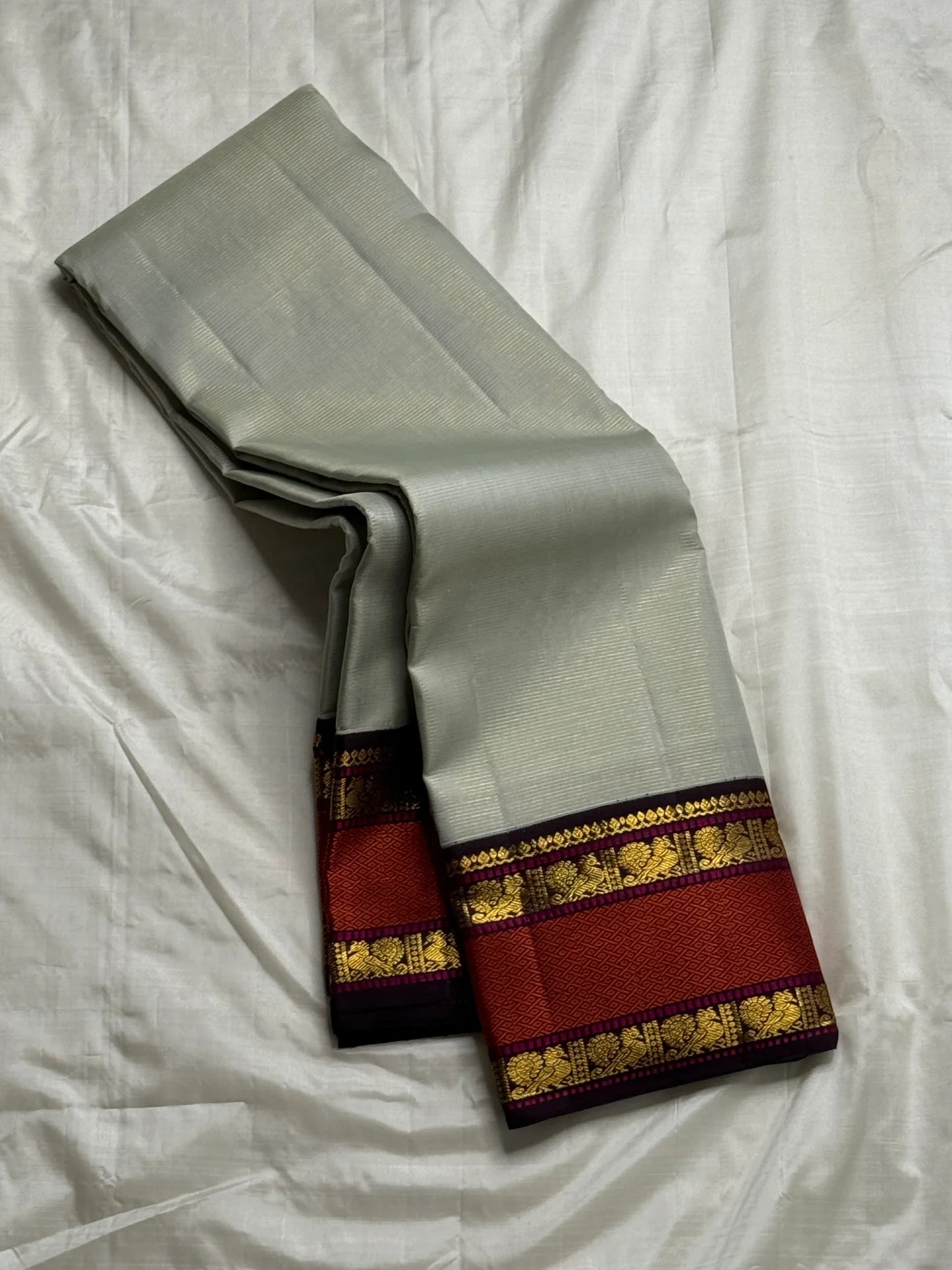 Dove Arakku Vairaoosi — Pure Kanchipuram Silk Saree
Dove Grey Body with Arakku Red Zari-Woven Vairaoosi Pattern
Silk Mark Certified • Free Shipping within USA • Ships in Two Weeks