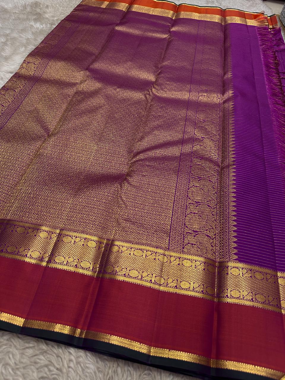 Amethyst Purple Saffron green selvedge Zari Kattam | Pure Kanchipuram Silk ✨
Amethyst body with zari kattam checks, gold buttas & saffron-orange border 💜
Silk Mark Certified • Free Shipping within USA • Ships in Two Weeks ✅
