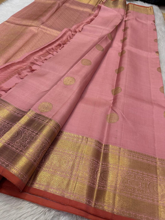 Malini – Pale Pink Pure Silk Kanchipuram Saree with 4G Gold Zari Lotus Buttas and Temple Motif Border
A delicate pale pink drape handwoven in pure silk with shimmering 4G gold zari lotus buttas all over the body.