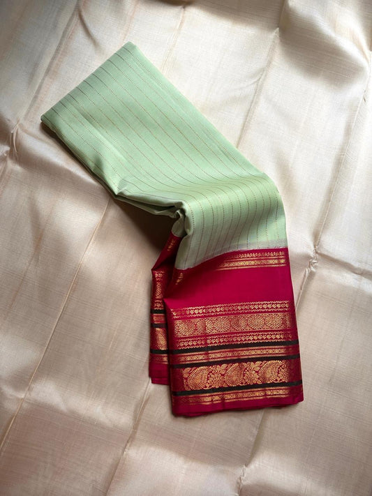 Sakthi ✨
Pistachio-Mint Oosi-Line Kanchipuram Silk
Rani-Pink Korvai Maanga Zari Border
Grand Gold Brocade Pallu
Silk Mark Certified | Handloom Heirloom
