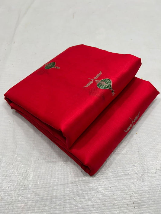 Pure Silk Chanderi – Vermillion Red with Emerald–Silver gold Buttas
Plain Red Border & Grand antique gold Tissue Pallu ✨
Silk Mark Certified • Free Shipping within USA • Ships in Two Weeks