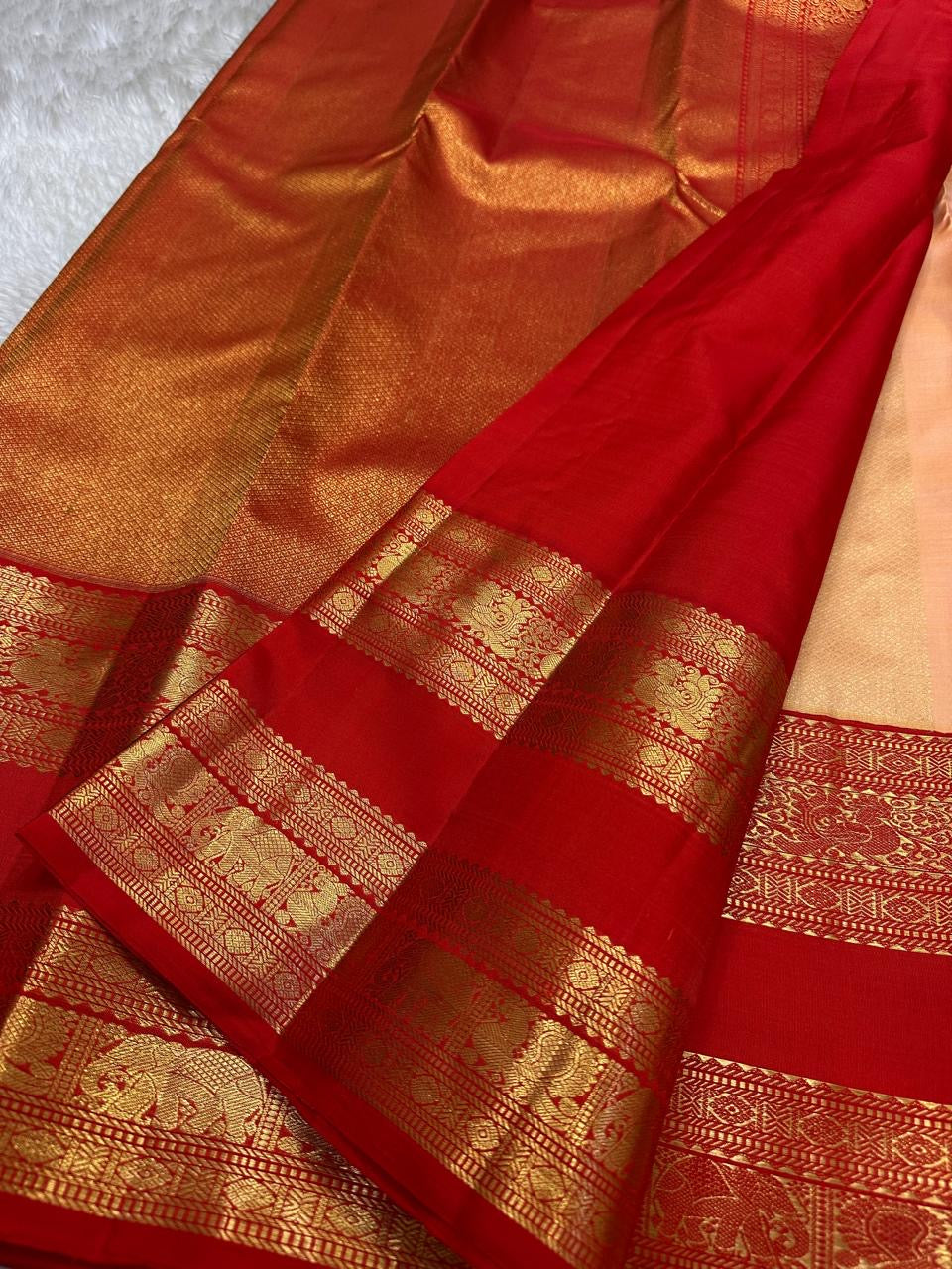 Mahi ✨
Golden-Beige Diamond Zari Kanchipuram Silk
Vermilion Red Rettapet Border with Elephant & Peacock Motifs
Grand Gold Zari Brocade Pallu
Silk Mark Certified | Handloom Heirloom