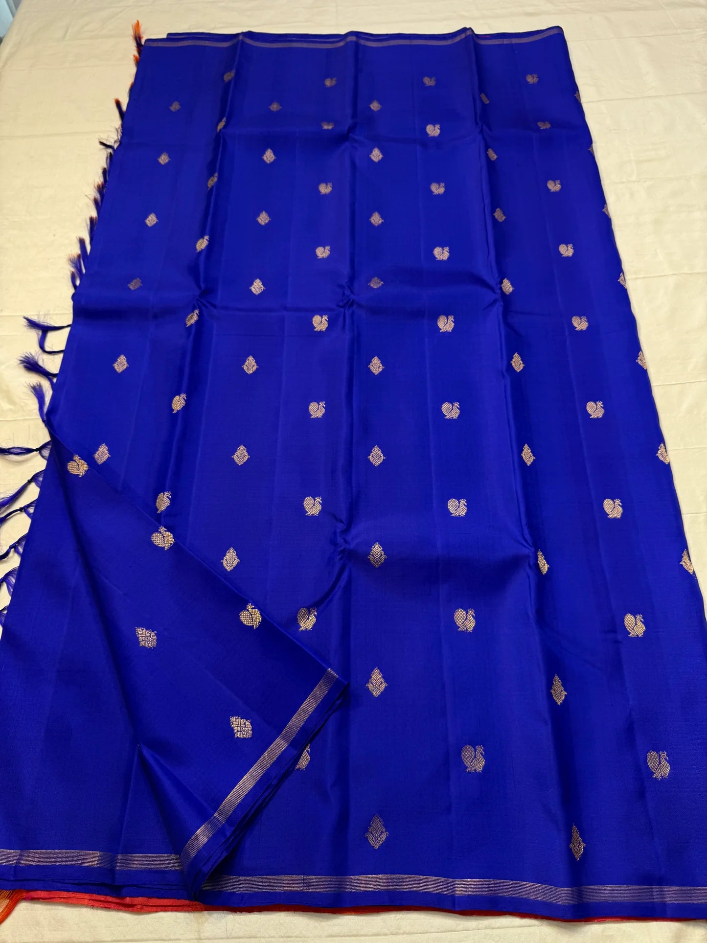 Nila Pattu — Pure Silk Kanchipuram (Handloom)
Royal nila blue with antique-gold paisley buttas & korvai contrast arakku-tangerine pallu
Silk Mark Certified • Free USA Shipping • Ships in Two Weeks • Dispatch in 1 Week