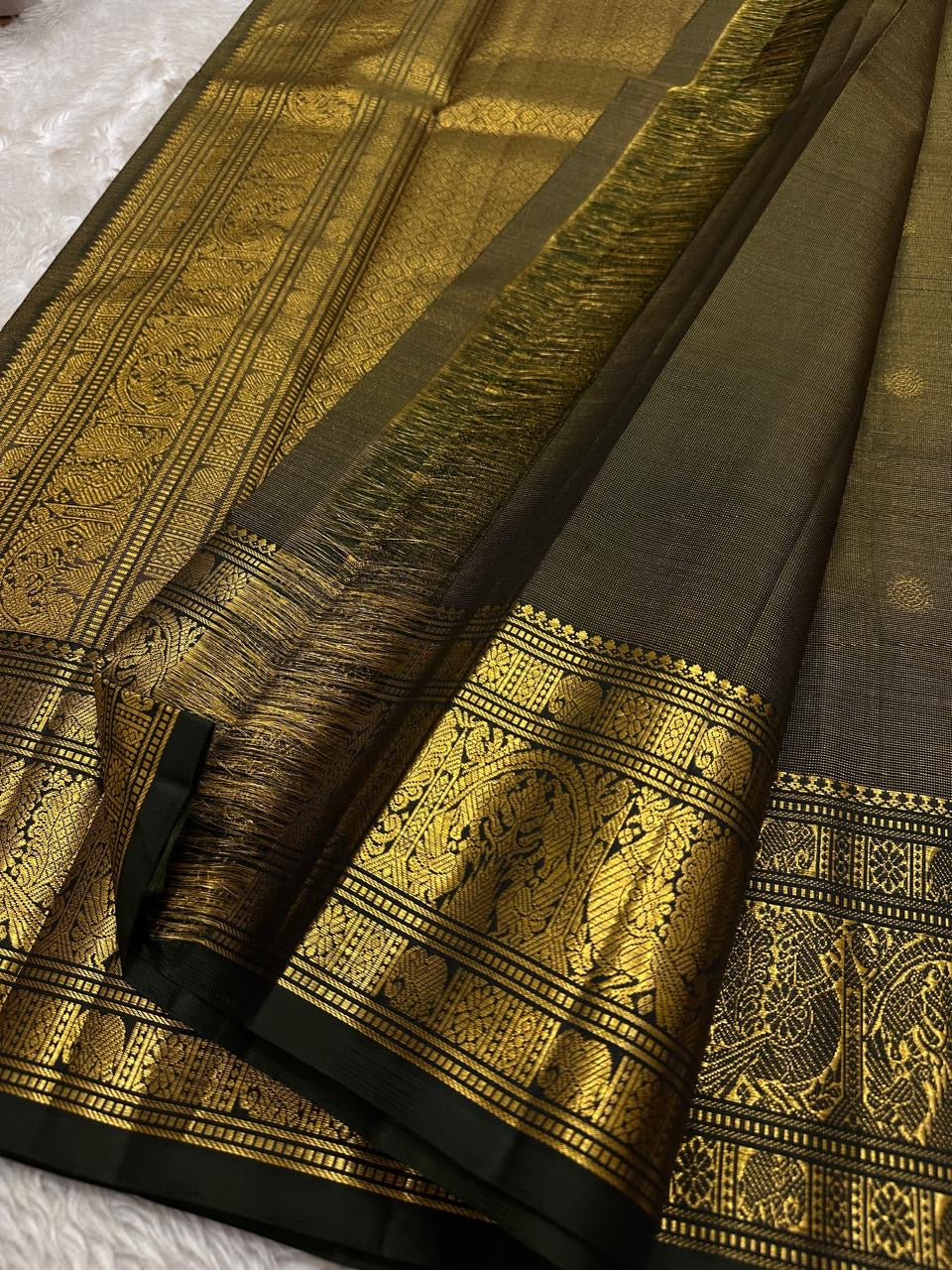 Antique Olive Vairaoosi
Pure Kanchipuram Handloom Silk Saree
Gilded Heritage Weave • Timeless Temple Gold