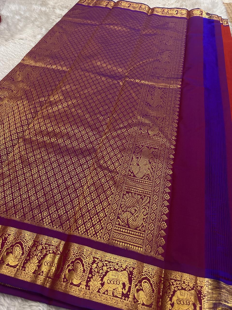 Swaram Scarlet Symphony
Lightweight Kanchipuram Silk Saree
Scarlet Red with Royal Purple Temple Zari