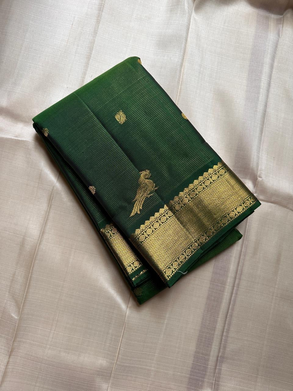 Kili Green ✨
Vairaoosi Pure Silk Kanchipuram Saree
Adorned with graceful Kili (parrot) motifs
Vanki Neli Border with Arai Maadam & Rudhraksham Pet
Opulent Grid Zari Weave with Green Vairaoosi Blouse fabric