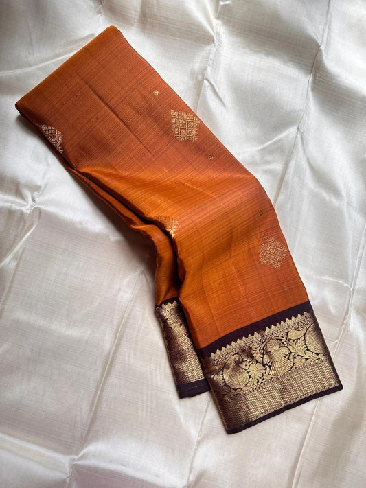 🌸 Rust Orange Ember — Coffee Brown Korvai Kanchipuram

Pure Silk | Mango–Paisley Zari Borders

Rust Orange Body with Zari Buttas ✨

Coffee Brown Brocade Pallu with Diamond Jaal 💛

Silk Mark Certified | Free Shipping (USA) | Ships in Two Weeks