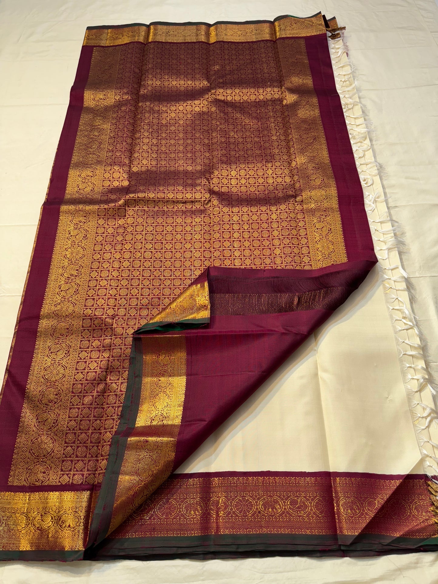 Ivory Divyam — Pure Silk Kanchipuram Saree
Ivory Body with Gold Coin & Paisley Buttas | Arakku Maroon Chakra Border | Brocade Pallu
Silk Mark Certified ✅ • Fall & Pico Done ✅ • Blouse Stitching ($30) ✅ • Ships in Two Weeks • Free Shipping within USA 🇺🇸
