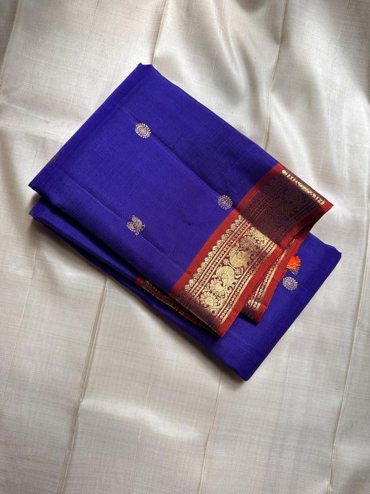MS blue 💙
With rust orange border , Mayil chakram zari buttas pure silk Kanchipuram saree