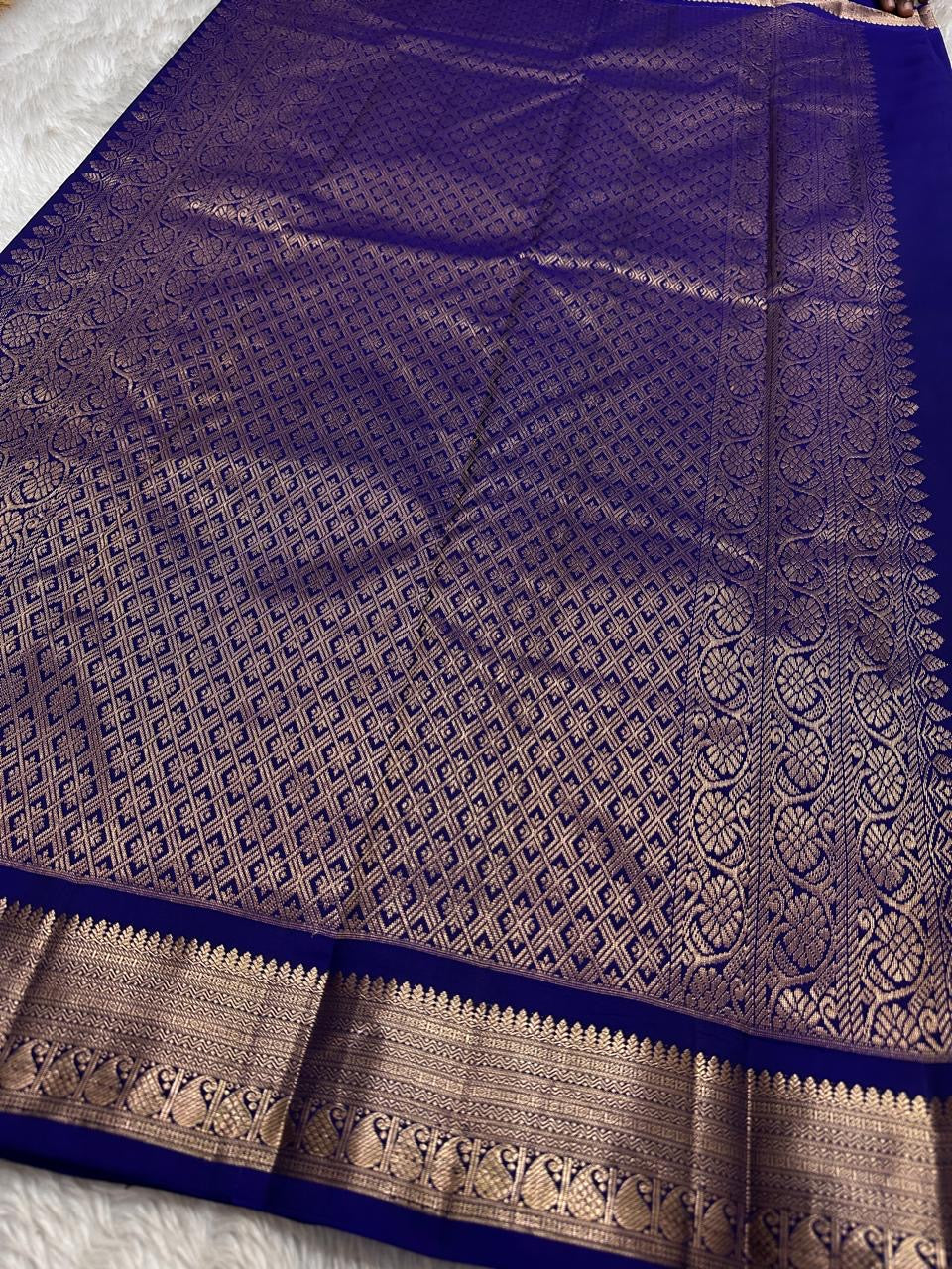 Thamarai — Ocean Blue — Pure Kanchipuram Silk Saree
Ocean Blue with Gold Zari Leaf Buttas & Diamond Jaal Pallu
Silk Mark Certified • Free Shipping within USA • Ships in Two Weeks