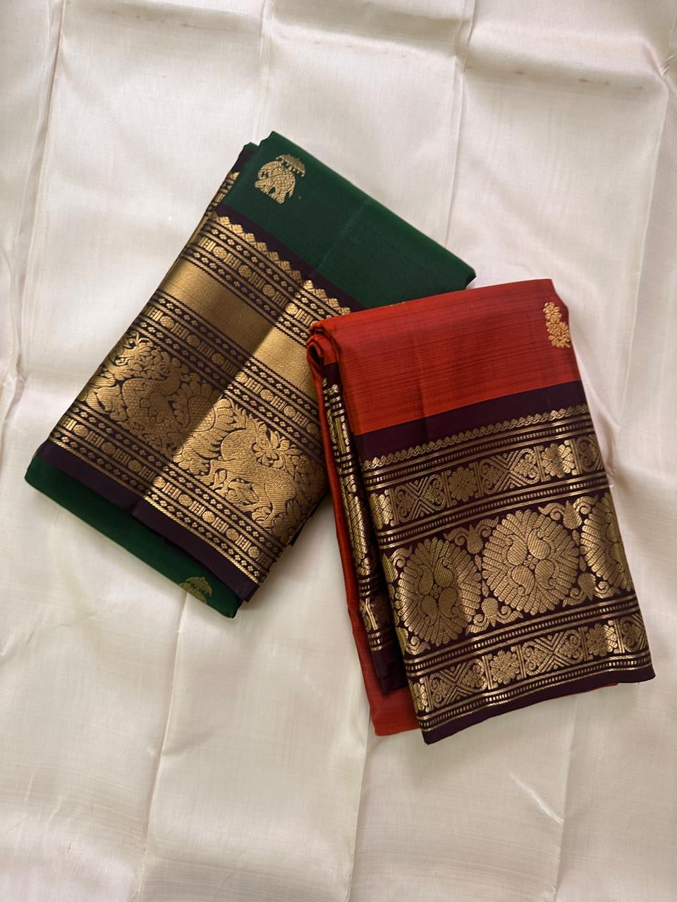 Emerald Green Elephant Butta — Pure Kanchipuram Silk Saree
Emerald green body with antique-gold zari elephant buttas and grand coffee-brown korvai borders featuring yali–mayil motifs.
Silk Mark Certified • Blouse Stitching Available ($30) • Free Shipping