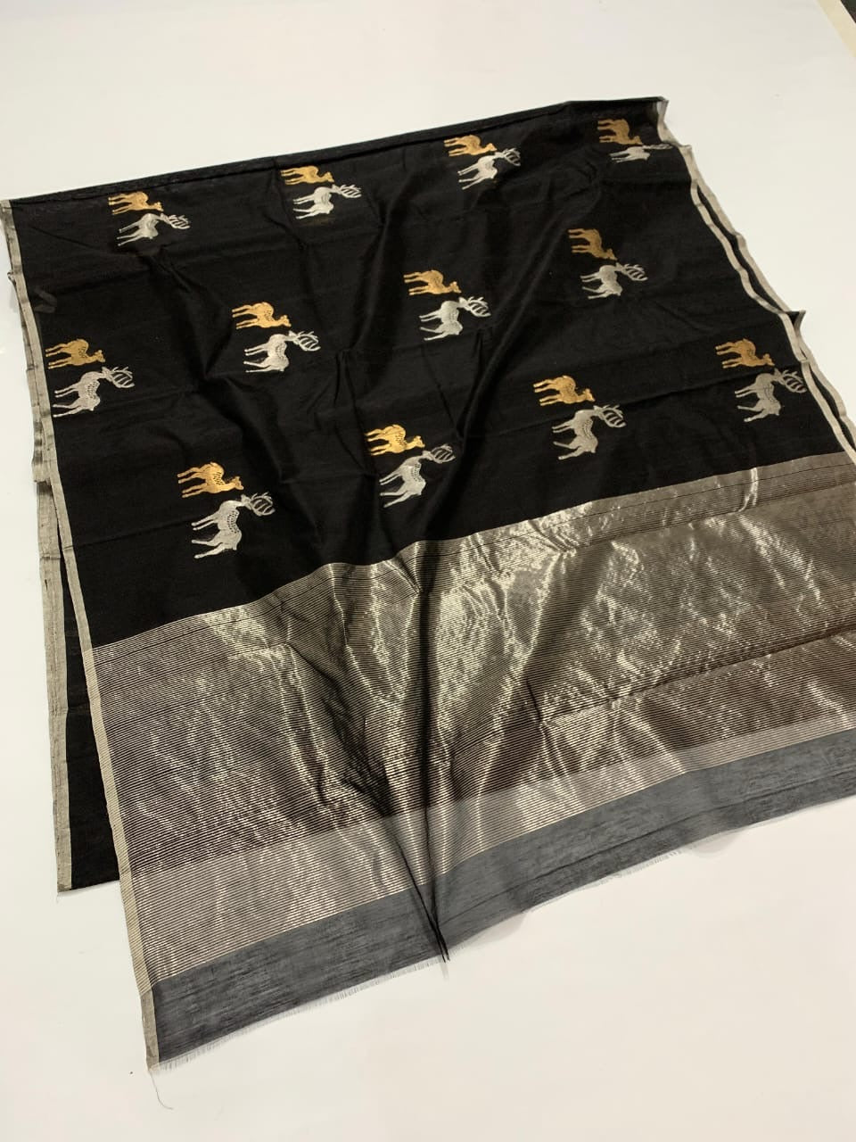 Pure Silk Chanderi – Black with Stag Motifs & Silver Tissue Pallu
Handwoven black silk Chanderi with gold & silver stag buttas, sleek silver border, and shimmering tissue pallu ✨
Silk Mark Certified • Fall & Pico Done • Blouse Stitching Available ($30) •